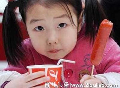 医生经常强调：这7种零食少给小孩吃，危害太大！再宠孩子都不行