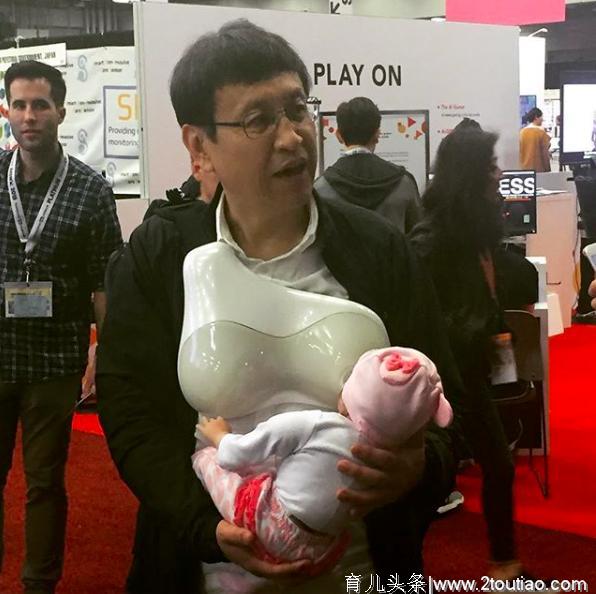 日本一公司发明了可穿戴喂奶装置，爸爸也可以体验母乳喂养
