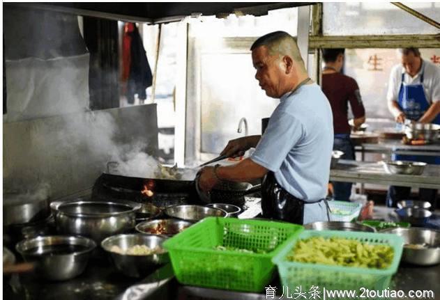 六十年老店每天只卖四个菜, 店内却天天坐无虚席