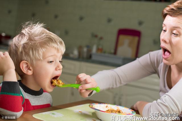 如何教宝宝学会咀嚼？大人的示范以及辅食性状的改变很关键