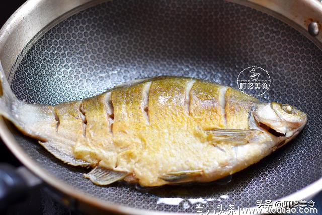 不论烧什么鱼，别只会直接下油锅！多做这一步，鱼皮不破，味鲜浓