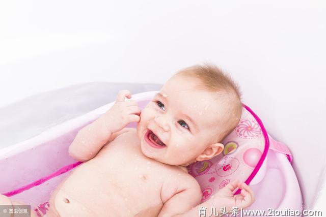 给宝宝洗澡时，很多宝妈会犯这些错误，殊不知这样可能会伤害宝宝