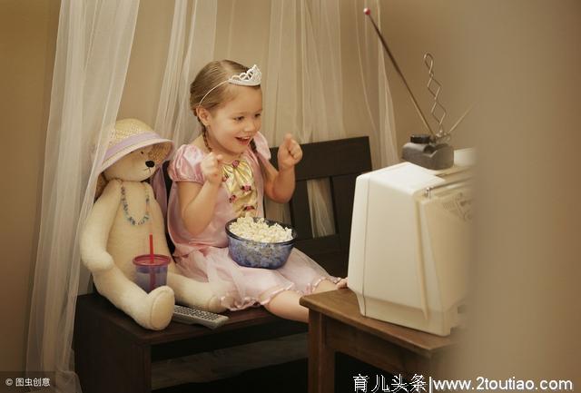 宝宝看电视当早教？儿科协会建议：2岁前别看，不利影响比好处多
