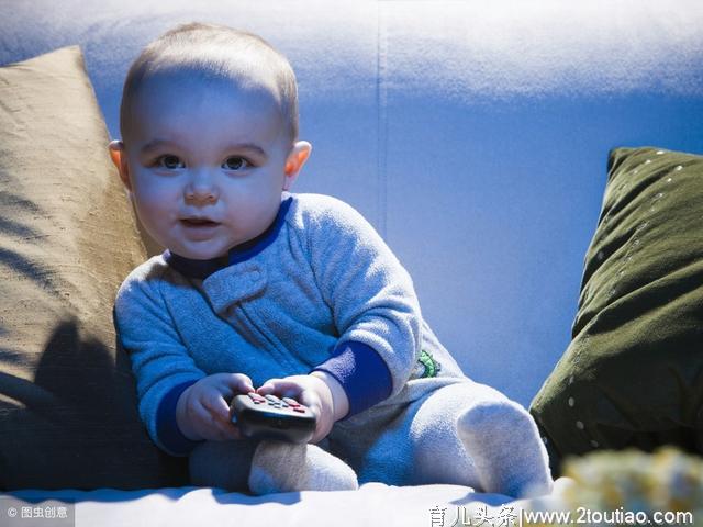 宝宝看电视当早教？儿科协会建议：2岁前别看，不利影响比好处多