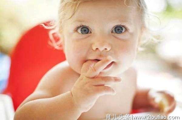 宝宝吃小手，看着是挺可爱，但家长要及时制止，会影响孩子健康