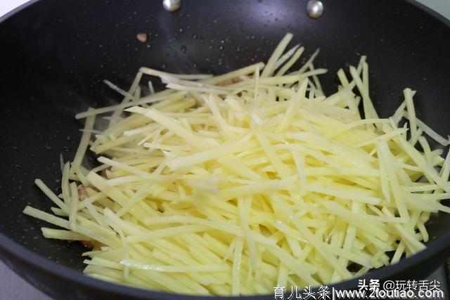 炒土豆丝，不要直接加醋了，掌握正确技巧，土豆丝不粘锅还脆爽！