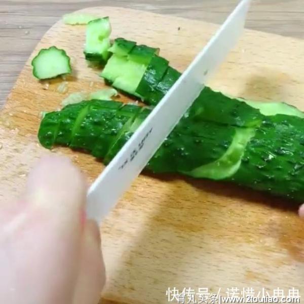 饭店里的拍黄瓜为什么那么好吃？秘诀全在调料汁，做法特别简单