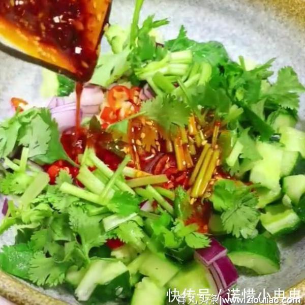 饭店里的拍黄瓜为什么那么好吃？秘诀全在调料汁，做法特别简单