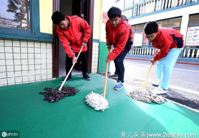 学校通知家长参加清洁大扫除，家长公开反对，老师可一招制“敌”