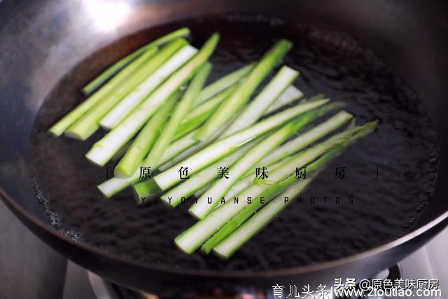 它是“蔬菜之王”，几分钟就能出锅， 刮肠油甩赘肉