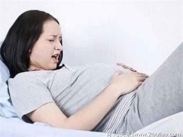 怀孕七个月，孕妈洗澡用这个姿势，胎宝没了……