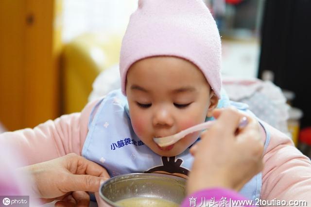 追着孩子喂饭，还是放任不管，最好的方法应该是这样的