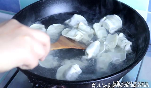 一招巧煮速冻水饺，保证外皮鲜嫩还不破，快看看第一步你做对了吗