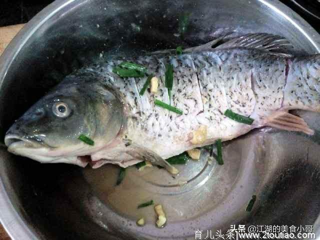 为什么你炖的鱼不入味且还腥？因你没有加这一步，2分钟看懂