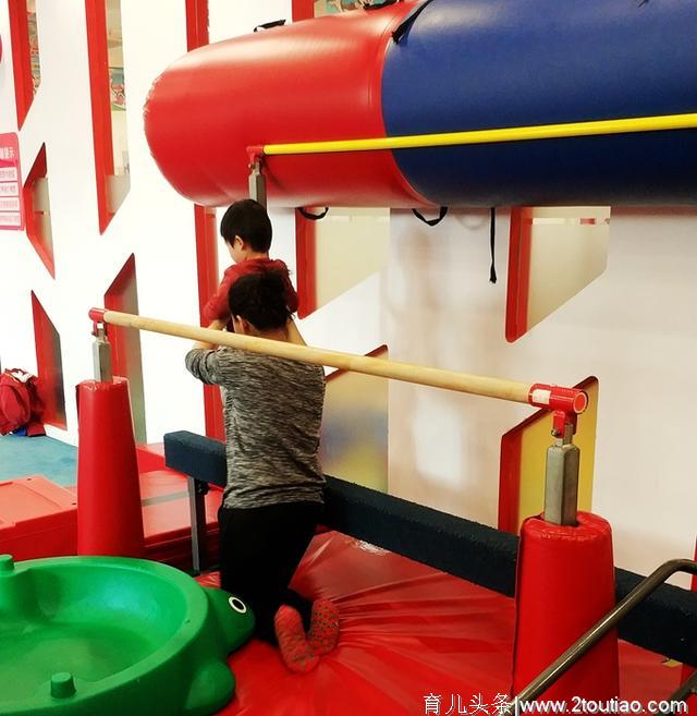一个两岁小男孩为什么会通过一个物理作用的支撑点而改变重力倾斜