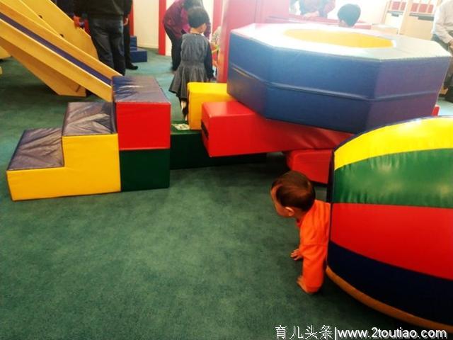 一个两岁小男孩为什么会通过一个物理作用的支撑点而改变重力倾斜