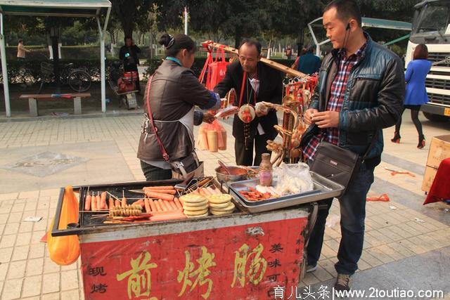 孕期再嘴馋，准妈妈也不要吃路边摊，北京城管说了实话，令人后怕