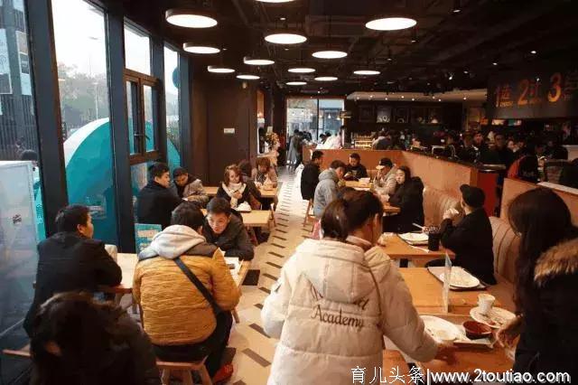 马云又开“快餐店”！投了10亿，还卖早餐、咖啡、串串