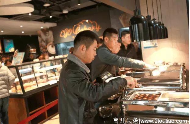 马云又开“快餐店”！投了10亿，还卖早餐、咖啡、串串