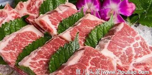 不管解冻什么肉，别再直接泡水了，43年大厨教我一招几分钟搞定