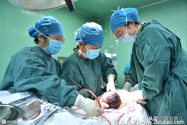 25岁孕妇剖腹产生下4胞胎，医生看到宝宝的性别后称：真有福气！