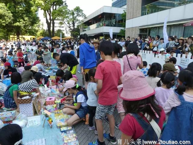 轻松一刻|在东京街头“捣乱”、在曼哈顿疯狂涂鸦，熊孩子频频出新招却被表扬？！