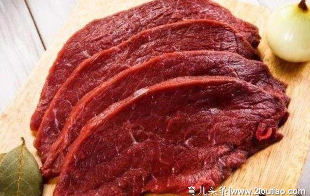 “假牛肉”是什么东西制作的？看到这种制作过程后：难怪吃不出来