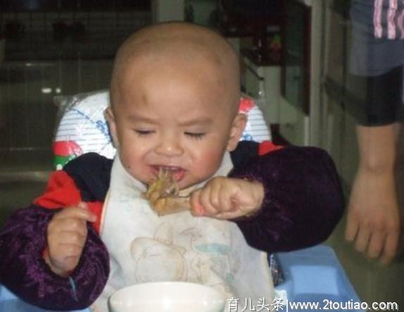 宝宝什么时候吃“大人饭”，越早越好？很多父母都搞错了，别大意
