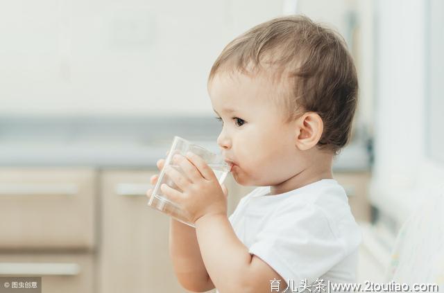 刚满月宝宝，每天就只喝母乳，连水都不喝，但是维生素AD一定要补