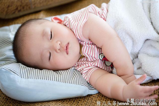 没想到吧，可爱的睡姿背后暗示宝宝的健康信号