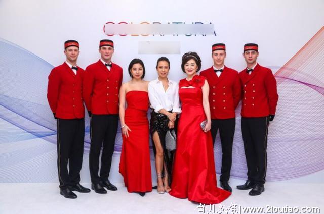 林青霞携两女儿亮相，与爱女穿中国红亲子装长裙，母女三人似姐妹