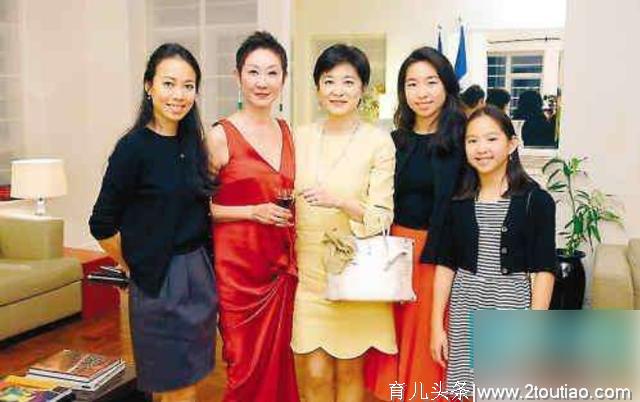 林青霞携两女儿亮相，与爱女穿中国红亲子装长裙，母女三人似姐妹
