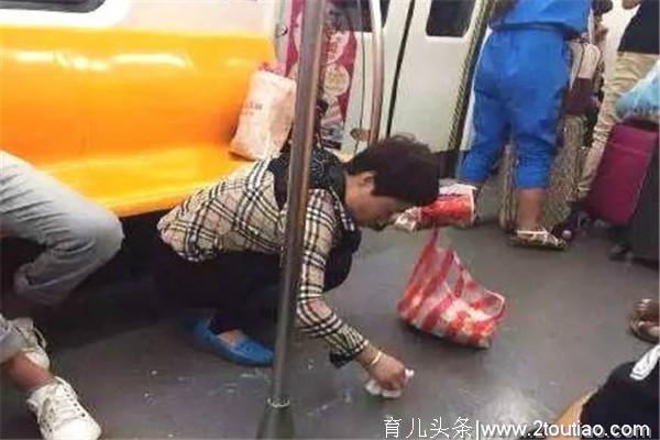 孩子在地铁上忍不住拉臭臭，乘客大声指责，聪明的妈妈该怎么做？