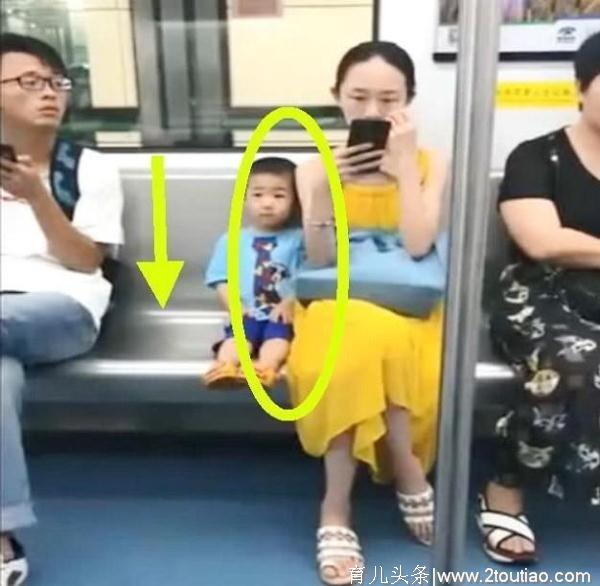 地铁上，两个妈妈的举动让全车厢的人点赞，这才是给娃最好的教育