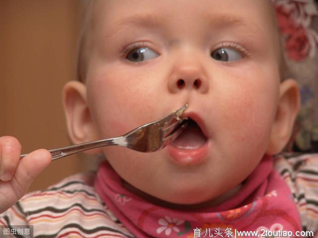 宝宝什么东西都放嘴里吃，制止也没用，教育专家：这样处理更合理