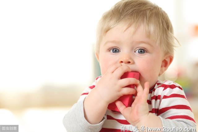 宝宝什么东西都放嘴里吃，制止也没用，教育专家：这样处理更合理