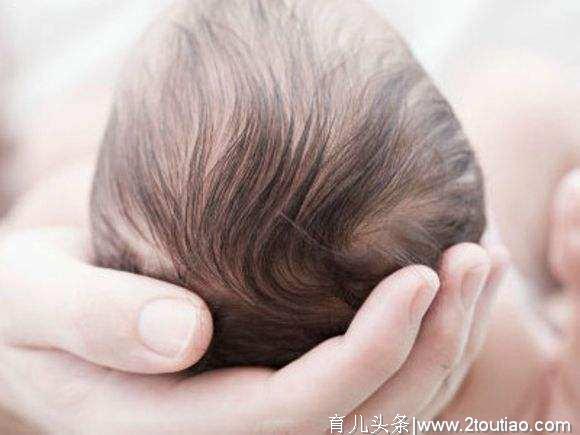 清理头垢孩子会生病？预防和处理乳痂才正确，这些方法温柔又安全