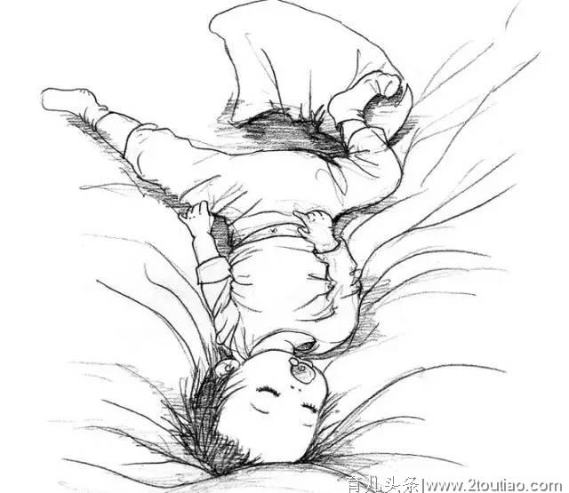 宝宝多大需要用枕头？担心孩子睡偏头做到3点不用愁