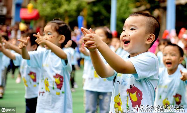 惊讶！一名幼儿园资深老教师，竟鞠躬向全班家长连说，4声对不起