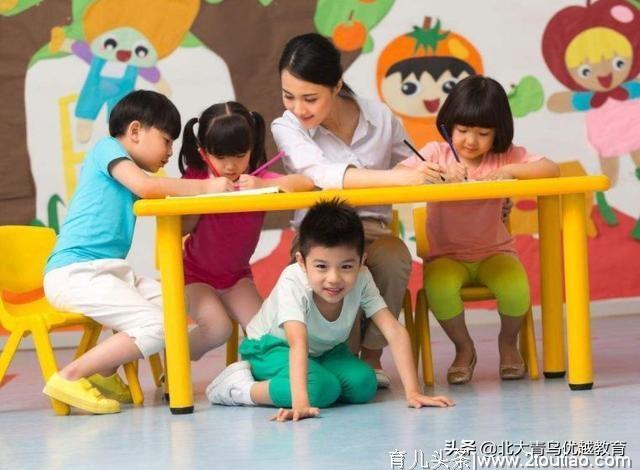 为什么幼儿园的学费高，但是幼师的工资却不高？