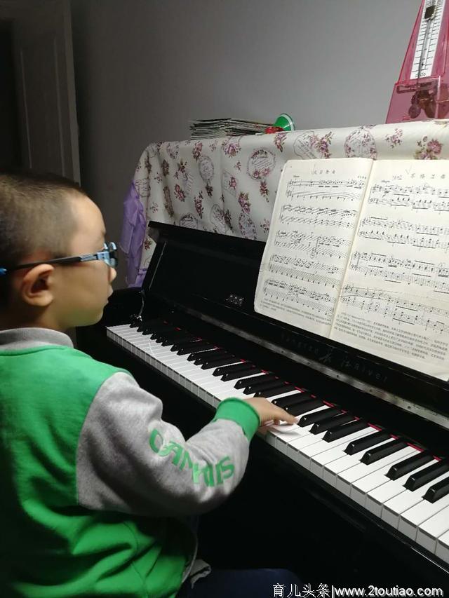 孩子刚开始学钢琴，准备入手一台钢琴，家长应该如何选择。