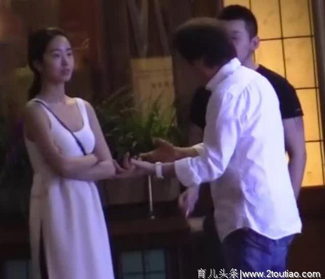 杨采钰怀孕了？与刘亦菲干爹现身医院疑产检，却被误认为是父女俩