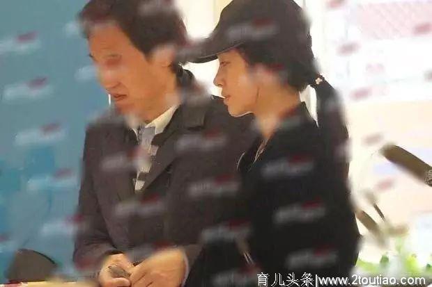 杨采钰怀孕了？与刘亦菲干爹现身医院疑产检，却被误认为是父女俩