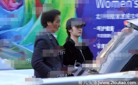 杨采钰怀孕了？与刘亦菲干爹现身医院疑产检，却被误认为是父女俩