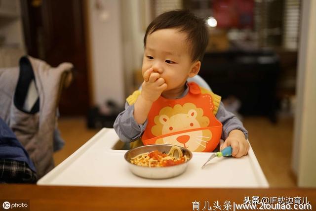 掌握BLW自主进食法，宝贝吃饭时，妈妈们也能当“甩手掌柜”了