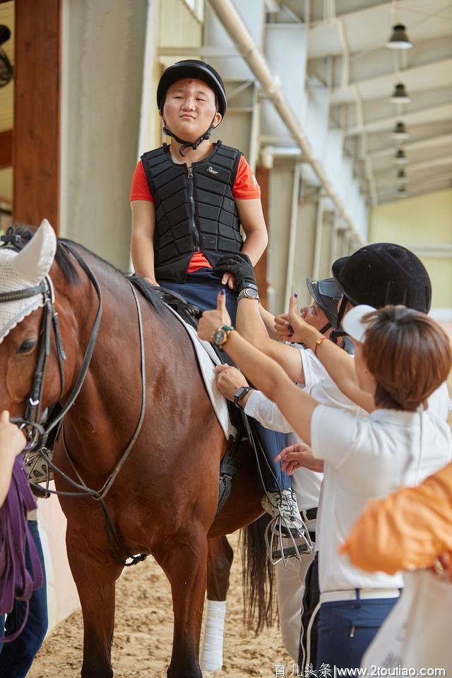 马术冠军助力自闭症儿童马术疗愈体验