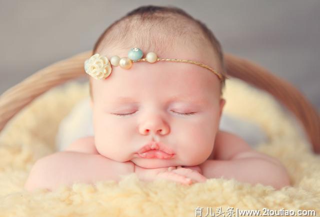 孩子的睡姿可能会影响身体健康，如果是第3种，家长要注意了