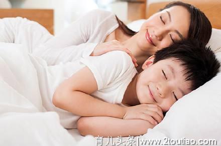 孩子想和妈妈一起睡，宝妈应该如何选择？亲子共眠需要注意什么