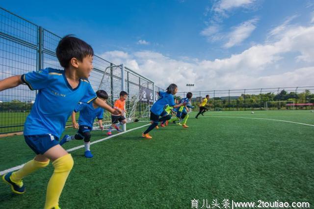 释放天性让孩子们健康成长：足球+体测，这样的体验课板扎
