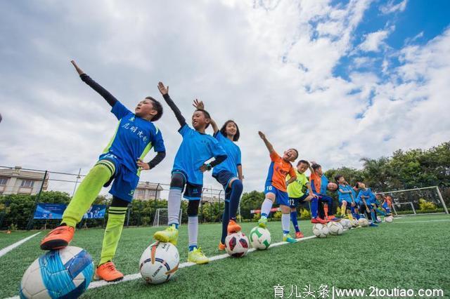 释放天性让孩子们健康成长：足球+体测，这样的体验课板扎
